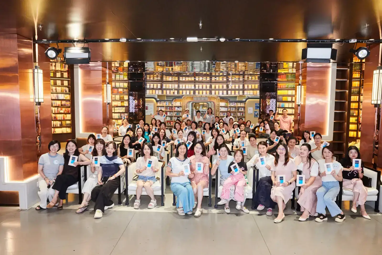 温馨 Wendy 与女性社群成员在线下活动现场合影