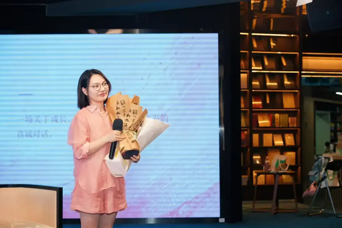 温馨 Wendy 在线下分享活动中手捧鲜花